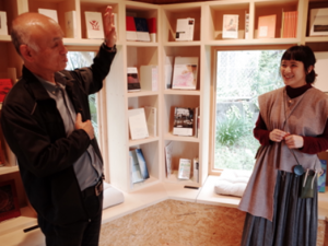 高山さんと岡さん　美容室に併設されている本の部屋で