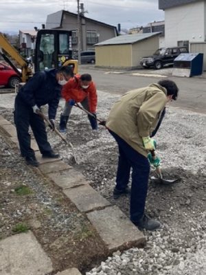 外構工事をボランティアで手伝う、浩平さんの知人ら（浩平さん提供）
