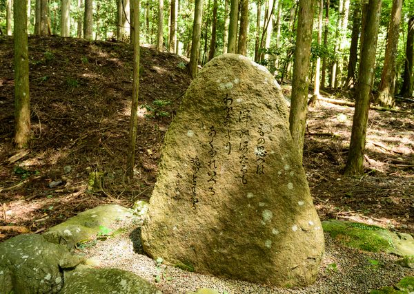 和泉式部が歌を詠んだという蛍岩