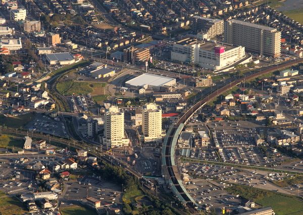 幸福な街とは、多様な財・サービス・時間をできるだけたくさん消費できる場所ということになるが、金銭的な対価を伴う財・サービスの消費においては、予算制約に基づきその価格によって数量が決定される（画像はイメージ）