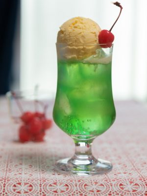 昭和レトロの定番、メロンソーダにアイスクリームを浮かべた「クリームソーダ」