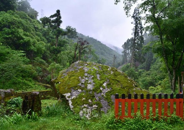 和泉式部が歌を詠んだという蛍岩