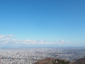 厚別区、白石区、手稲区、清田区など、市外縁部にも一戸建住宅の需要が広がっており、地価の上昇が継続している（写真は北海道札幌市の藻岩山山頂展望台より見た札幌市と北広島市）