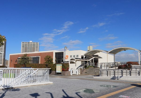 
刈谷市や安城市などでは自動車関連産業の業績がおおむね順調で、住宅需要が堅調に推移している（東海道本線　安城駅）