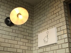 玄関の照明は、地元の企業から譲り受けた