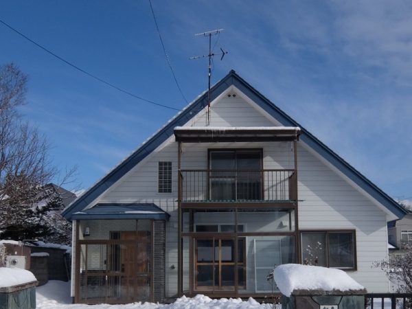 「くるみ食堂」としてリノベーションされる前の住宅。雪が残りにくい屋根形状になっている（平賀さん提供）