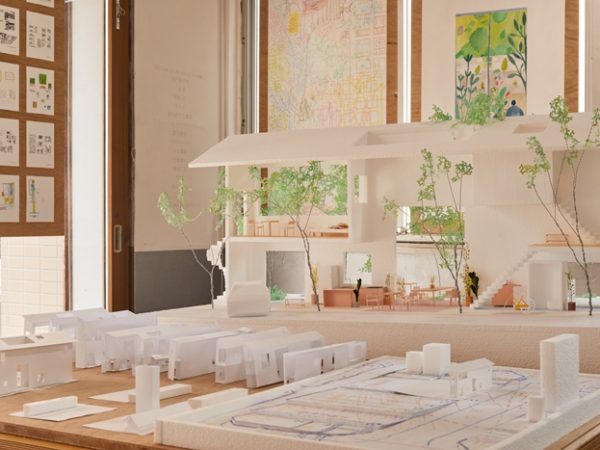 KASAの展示。手前に現地の状況を表す模型、奥に細長い、街と庭の間に建つ建物の模型