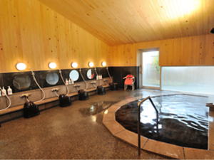 ▲露天風呂付きの天然温泉源泉の源泉は、シェア金沢の地下600メートルから湧出。大人490円(中学生以上)、中人130円(小学生)、小人50円で利用できる。「泉質が良い」と評判で地元リピーターも多い人気施設だ。ちなみに、この入浴料は施設で働く障がい者の給与となっている