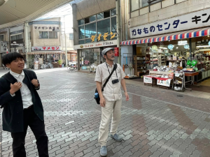 前橋市産業経済部にぎわい商業課商業振興係主任のマチスタント・田中隆太(左)さんの案内で前橋市中心部をひたすら歩いた(右が筆者）