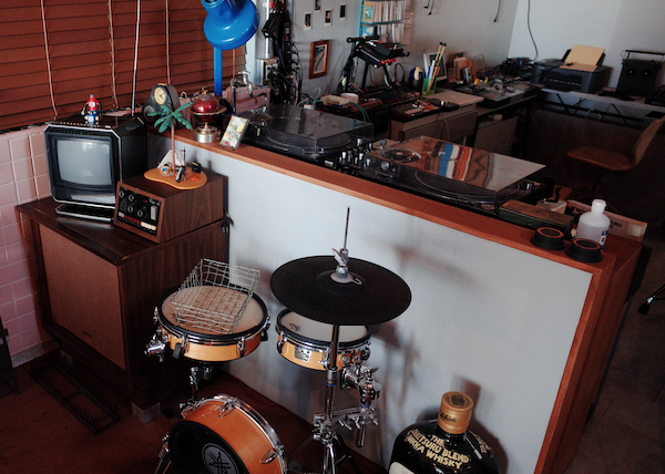 前橋市産業経済部にぎわい商業課商業振興係主任のマチスタント・田中隆太(左)さんの案内で前橋市中心部をひたすら歩いた(右が筆者）