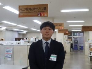 お話をお聞きした、相模原市 リニア駅周辺まちづくり課の清浦弘嗣さん。「具体的な開発はこれからになりますが、今後基盤を整備し、土地利用を適切に誘導するためのまちづくりガイドラインを策定していく中で、市民の皆様のご意見をうかがいながら必要な機能などを検討してまいります。相模原市は都心からの利便性の高さを持ちながらも川や山を身近に感じることができる自然豊かなまちです。ぜひ遊びにお越しください」