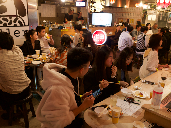 3月25日のオープニングパーティではベトナムの舞踏団のパフォーマンス