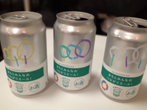 オリジナルのクラフトビールは、缶に紙を巻き付けて貼ったりQのマークを手描きしたりしたのは障がい者の人たち
