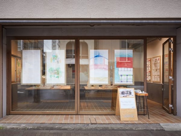 会場となったBASE。浅草橋の、下町の雰囲気が漂う場所に立地する。当日は外にあふれるほどの人が集まっていた（写真/楠瀬友将。以下すべて）