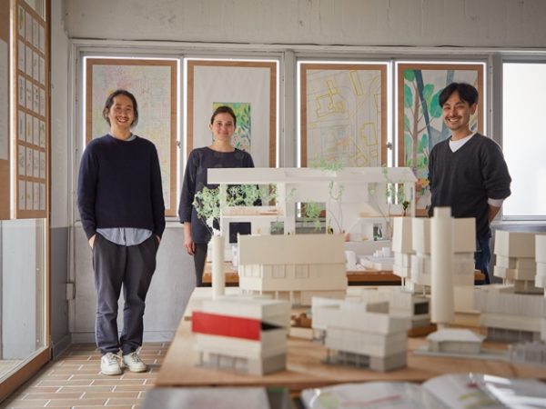 会場となったBASE。浅草橋の、下町の雰囲気が漂う場所に立地する。当日は外にあふれるほどの人が集まっていた（写真/楠瀬友将。以下すべて）