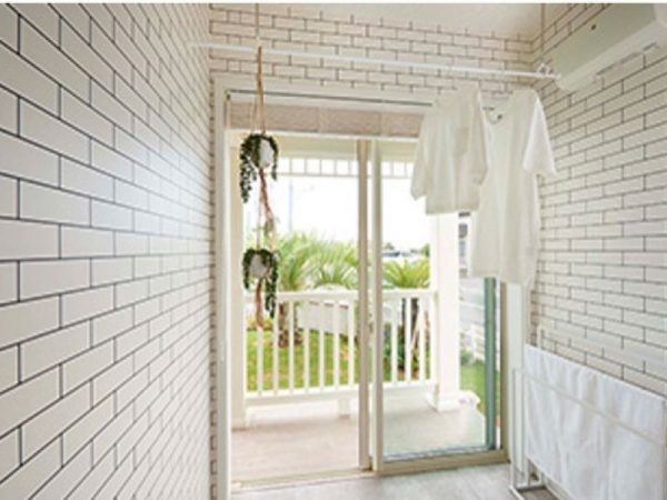 天候や花粉に左右されずに洗濯物が干せる「サンルーム」。明るい陽射しがたっぷり入り、透明な扉を開け閉めすることで、天気や時間、花粉も気にせず洗濯物を干すことが可能。[GLホーム] 