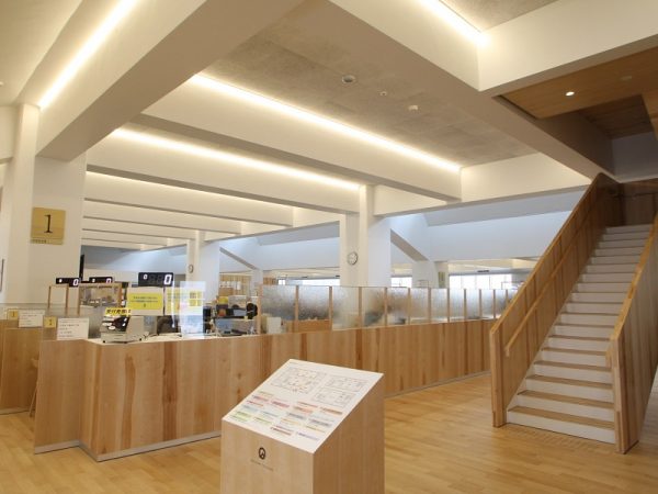 ニセコ町役場の1階に集約された窓口。明るい雰囲気で、木の温もりが感じられる