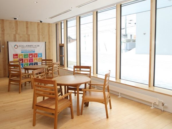 1階エントランス近くにある「展示コーナー」。断熱性能を高めたため大型の窓を採用できた