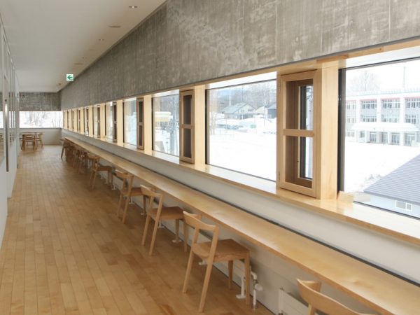 ニセコ町役場の1階に集約された窓口。明るい雰囲気で、木の温もりが感じられる