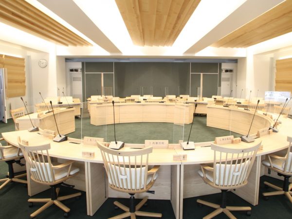 ニセコ町役場の1階に集約された窓口。明るい雰囲気で、木の温もりが感じられる