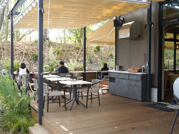 「毎日掃いても終わりが無いです」と笑うパークコミュニケーターの原田さん。公園の管理人さんのような存在