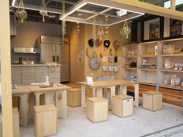 コミュニティスペース「LABO」。オープンは10時〜16時。パークコミュニケーターが常駐している