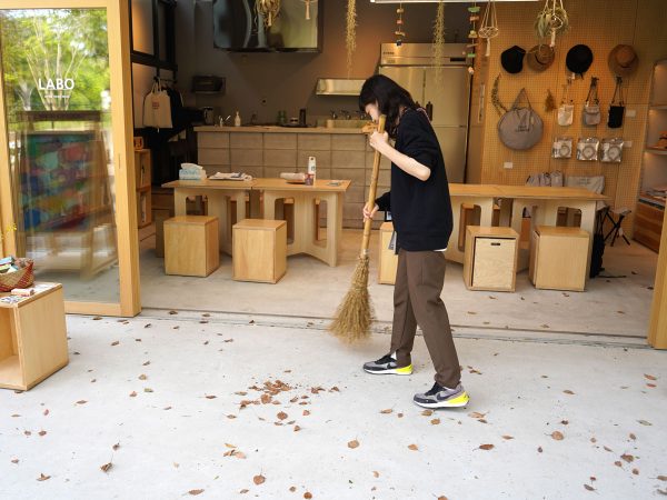 「毎日掃いても終わりが無いです」と笑うパークコミュニケーターの原田さん。公園の管理人さんのような存在