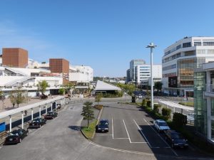 辻堂駅北口。工場跡地を利用して大型商業施設ができるなど、大きく変貌してきた