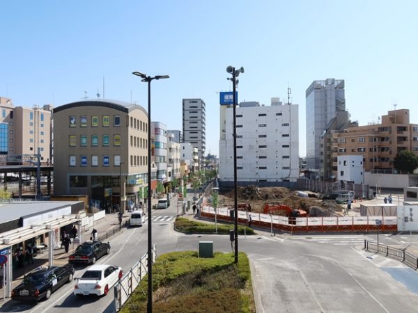 建設中の建物の前で石井さん。柔和な雰囲気が印象的だった