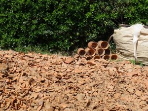素焼きの植木鉢、いくつか割らせていただいたが、気持ち良かった