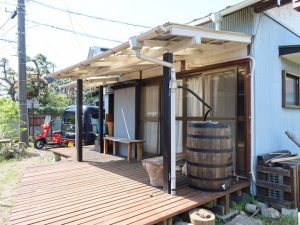 shareliving縁と緑のデッキに置かれた雨水タンク。これはウチにも欲しいと思った
