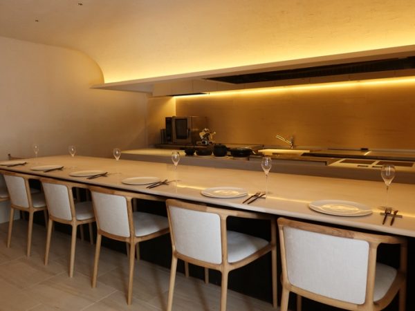 壁のサイン。部屋の番号が記されている