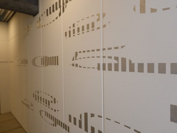 壁のサイン。部屋の番号が記されている