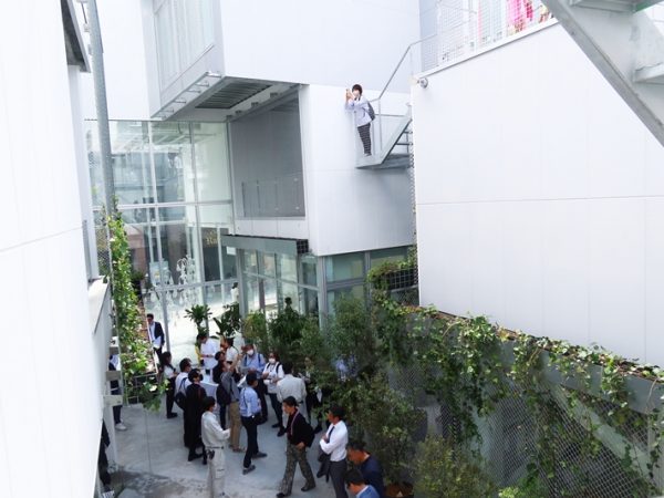 壁のサイン。部屋の番号が記されている