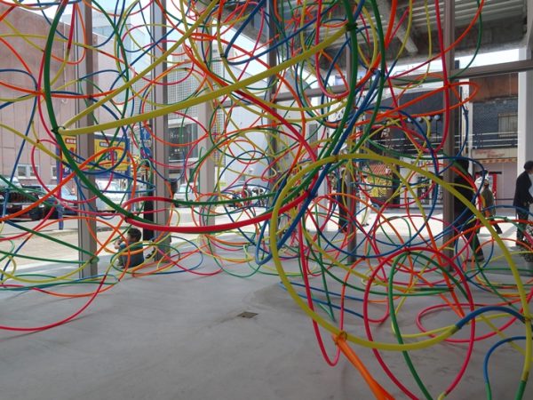 住戸側から中庭を挟んでギャラリーを望む。天井の高さがお分かりいただけるだろう