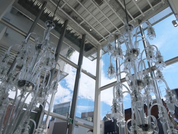 住戸側から中庭を挟んでギャラリーを望む。天井の高さがお分かりいただけるだろう