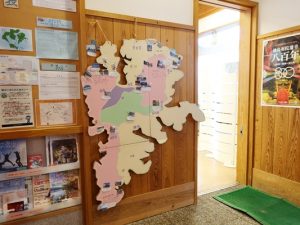 小さな島ながら集落は点在しており、そうした地域をつないで情報を届けていくのは大事なこと。菱浦港は図の左上にある