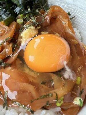 海産物に恵まれており、これは名物のひとつ、寒シマメ丼。冬に獲れるスルメイカを利用したもので、冷凍保存の技術がよくなり、年中食べられるようになった