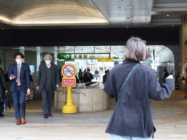 大塚駅南口側。左側が駅ビル、右手に駅前広場がある