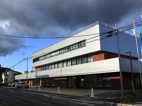 ニセコ町役場の外観。雪の処理を考慮した形状になっている（株式会社ニセコまち提供）