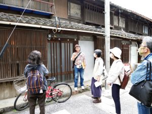 ディープな名古屋を知る「大ナゴヤツアーズ」。今回同行したツアーは「超芸術トマソンを観る！“美の発見者”となる路上観察の小さな旅【円頓寺・四間道・堀川界隈】」。中央がガイドを務める加美さん