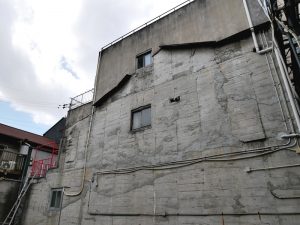 ＜写真⑥＞<br>コンクリートに残った跡。赤瀬川氏ならこういう点に着目してうまい表現をするのだろう。言葉の技術も“超芸術トマソン”には欠かせない要素かもしれない