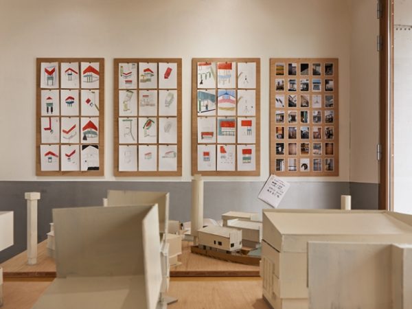 映画のワンシーン、写真のようなインパクトのある湯浅氏のドローイング、模型