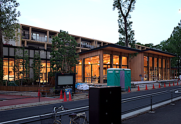 サービス付き高齢者住宅。街路に面した飲食スペースからは芝生広場が見える