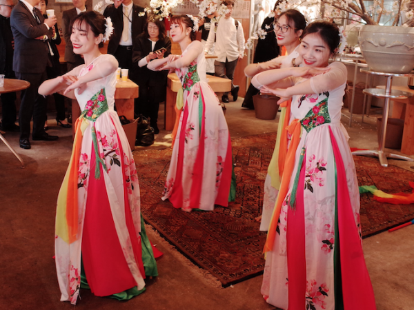 3月25日のオープニングパーティではベトナムの舞踏団のパフォーマンス