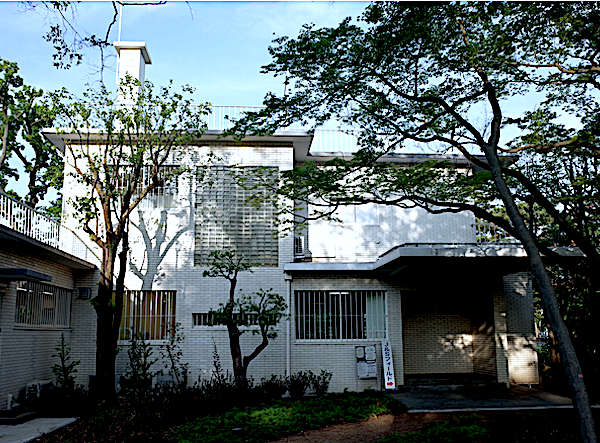 西南方向から見た矢野邸