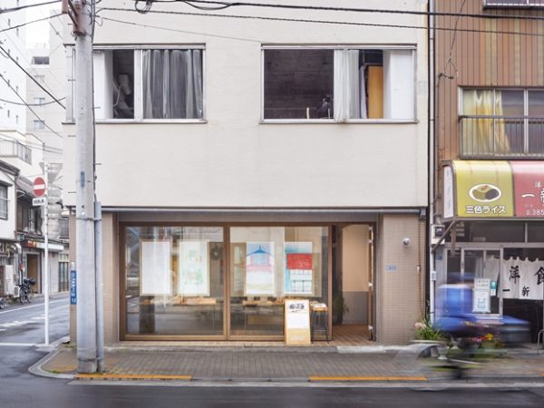 会場となったBASE。浅草橋の、下町の雰囲気が漂う場所に立地する。当日は外にあふれるほどの人が集まっていた（写真/楠瀬友将。以下すべて）