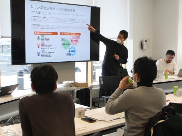 ニセコ町役場の外観。雪の処理を考慮した形状になっている（株式会社ニセコまち提供）