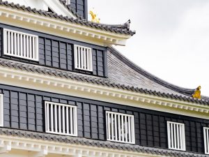 「烏城」と呼ばれる由来となっている漆黒い外壁。リニューアル作業によって新たに塗り替えられて、まさしく「漆黒」の壁となった