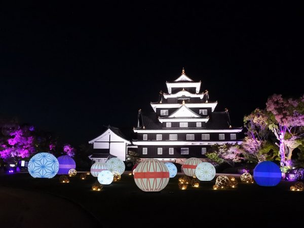 旭川に映るリニューアル後の岡山城天守「逆さ烏城」（提供：岡山市役所）